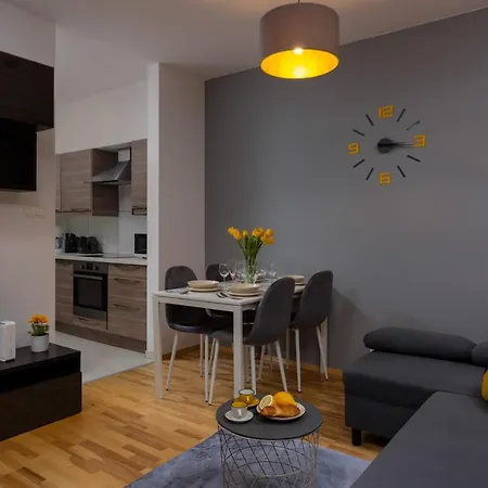 Kolejowa By Renters *