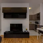 Kolejowa By Renters Apartment *